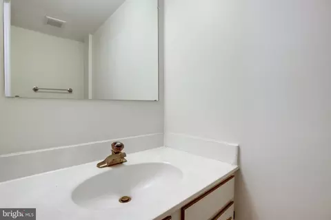7 Grace Church Ct, Silver Spring, MD 20910 photo 4