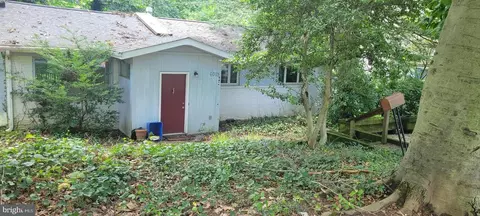 6015 Benalder Dr, Bethesda, MD 20816