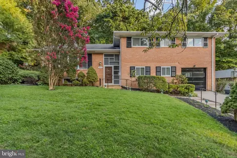 5712 Tanglewood Dr, Bethesda, MD 20817