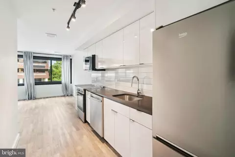 700 Roeder Rd #404, Silver Spring, MD 20910 photo 4