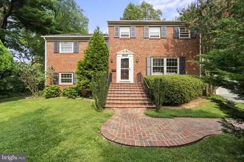 10003 Fernwood Rd, Bethesda, MD 20817