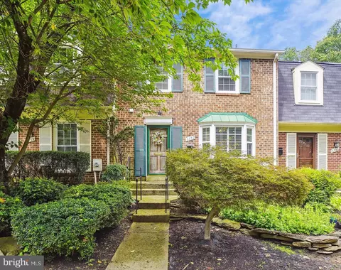 6757 Surreywood Ln, Bethesda, MD 20817