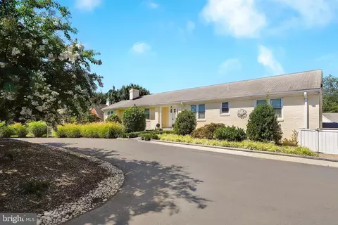 7510 Persimmon Tree Ln, Bethesda, MD 20817