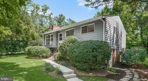 6523 Bannockburn Dr, Bethesda, MD 20817