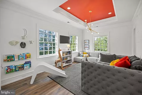 Living - 9819 Newhall Rd, Potomac, MD 20854 photo 4 of 6
