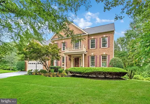 10201 Shining Willow Dr, Rockville, MD 20850