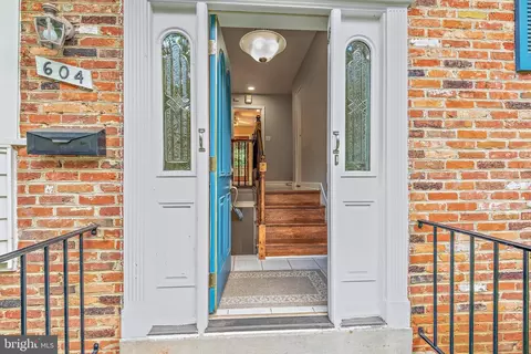604 Kenbrook Dr, Silver Spring, MD 20902 photo 3