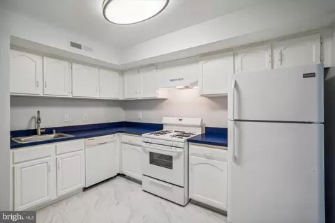 114 Monroe St #102, Rockville, MD 20850