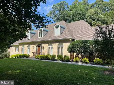 9464 Newbridge Dr, Potomac, MD 20854