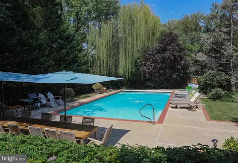 11004 Luxmanor Rd, North Bethesda, MD 20852