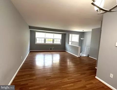 914 Playford Ln, Silver Spring, MD 20901 photo 2