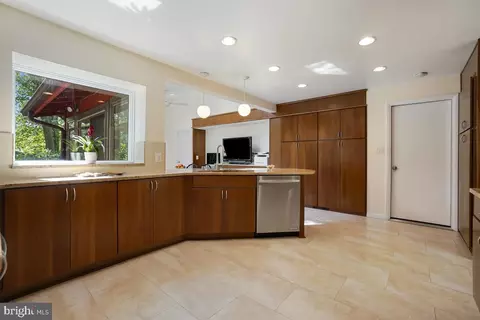 11201 Korman Dr, Potomac, MD 20854 photo 4