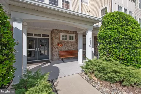 310 High Gables Dr #203, Gaithersburg, MD 20878