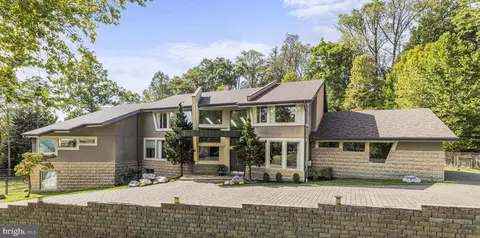 13 Stapleford Hall Ct, Potomac, MD 20854