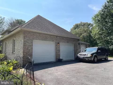 2053 Mayflower Dr, Silver Spring, MD 20905 photo 2