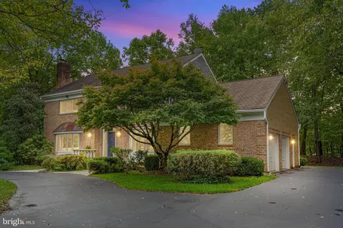 9225 Vendome Dr, Bethesda, MD 20817