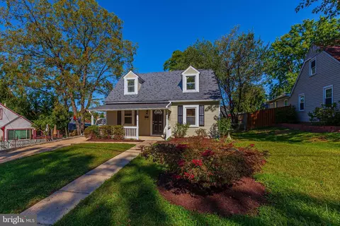 1000 Debeck Dr, Rockville, MD 20851