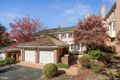 9461 Turnberry Dr, Potomac, MD 20854