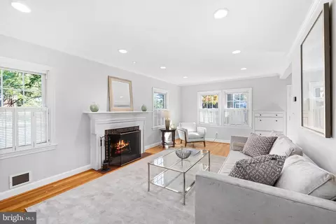 2001 Rookwood Rd, Silver Spring, MD 20910 photo 2