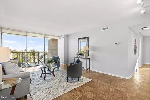 4 Monroe St #1005, Rockville, MD 20850