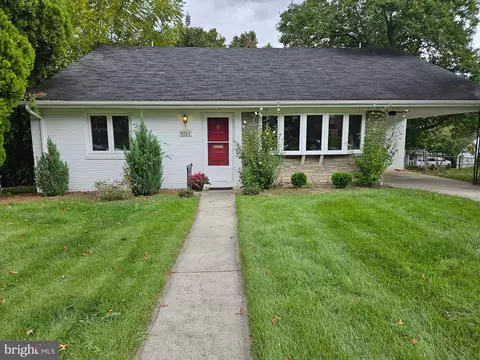 9201 Chanute Dr, Bethesda, MD 20814