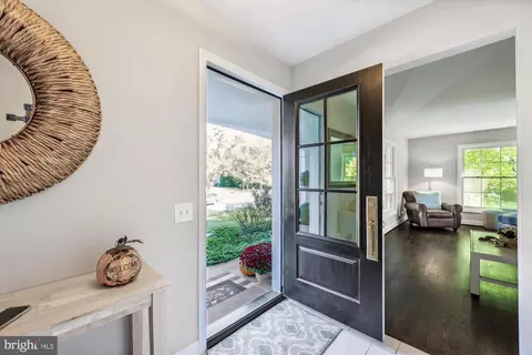 9112 Paddock Ln, Potomac, MD 20854 photo 4