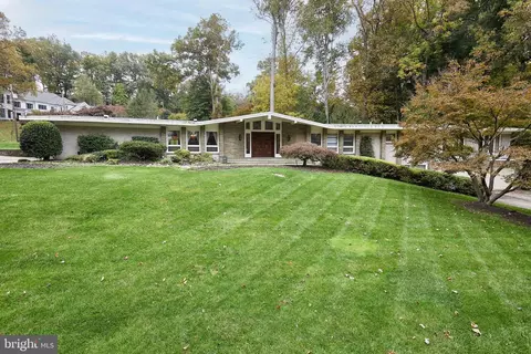 7220 Selkirk Dr, Bethesda, MD 20817