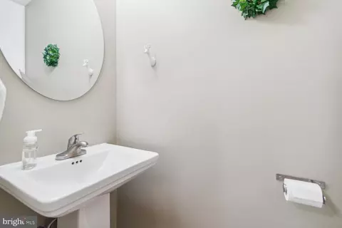 2226 Wimbledon Cir, Silver Spring, MD 20906 photo 9