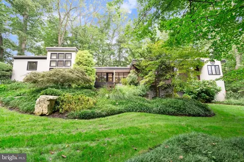 6911 Carmichael Ave, Bethesda, MD 20817