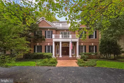 9620 Eagle Ridge Dr, Bethesda, MD 20817