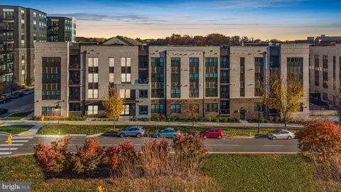 210 Decoverly Dr #402, Gaithersburg, MD 20878