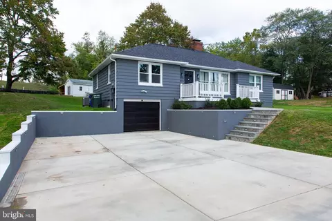 11005 Locust Dr, Damascus, MD 20872 photo 2