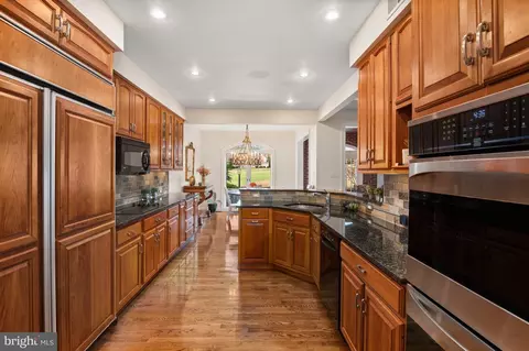 9475 Turnberry Dr, Potomac, MD 20854 photo 5