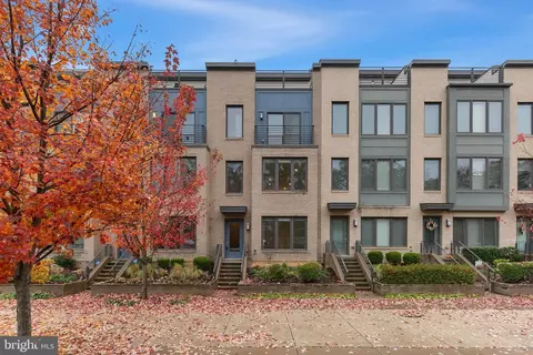 10449 Fernwood Rd, Bethesda, MD 20817