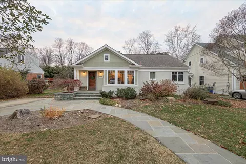 9818 Parkwood Dr, Bethesda, MD 20814