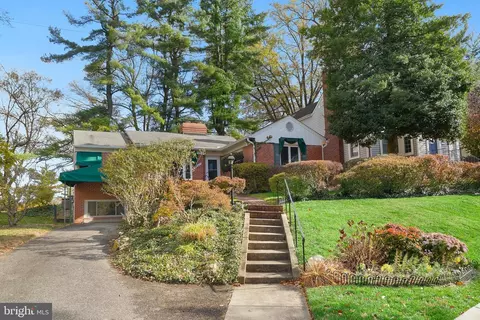 8621 Lancaster Dr, Bethesda, MD 20814