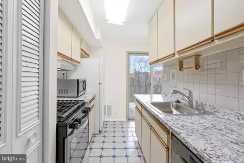 2204 Greenery Ln #301-21, Silver Spring, MD 20906 photo 9