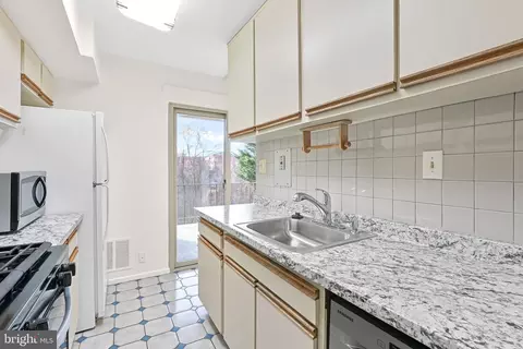 2204 Greenery Ln #301-21, Silver Spring, MD 20906 photo 10