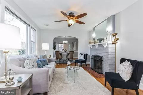 26 High St, Brookeville, MD 20833