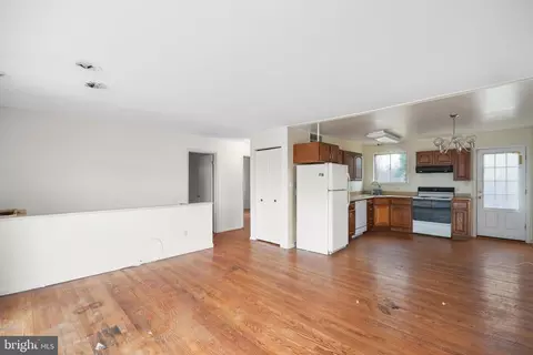 2904 Kingswell Dr, Silver Spring, MD 20902 photo 2