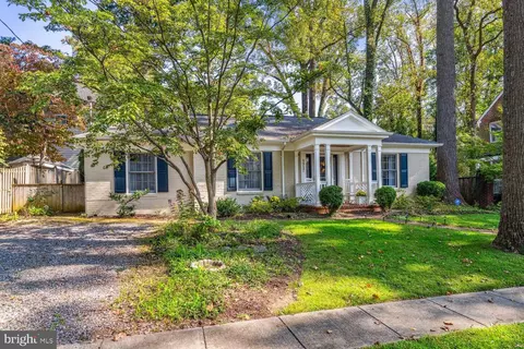 8917 Mohawk Ln, Bethesda, MD 20817