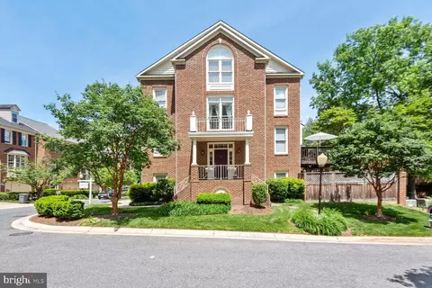 9717 Whitley Park Pl #TH-10, Bethesda, MD 20814