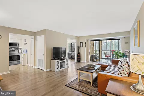 15100 Interlachen Dr #4-301, Silver Spring, MD 20906