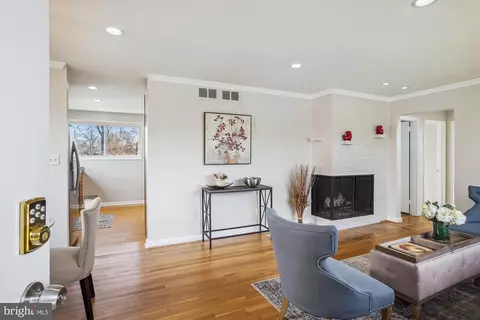 10207 Duvawn Pl, Silver Spring, MD 20902 photo 3