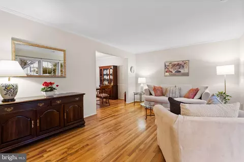Living - 14005 Pond View Rd, Silver Spring, MD 20905 photo 3 of 10