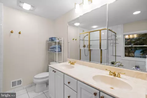 Bath - 14005 Pond View Rd, Silver Spring, MD 20905 photo 2 of 4
