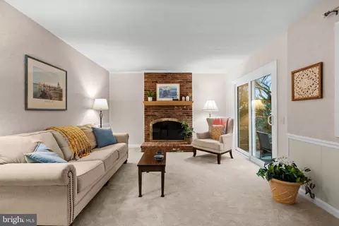 Living - 14005 Pond View Rd, Silver Spring, MD 20905 photo 6 of 10