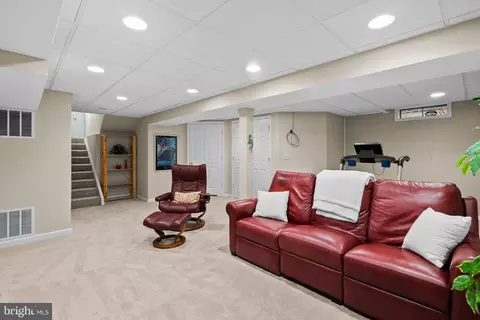 Living - 14005 Pond View Rd, Silver Spring, MD 20905 photo 9 of 10