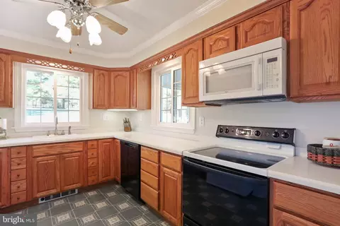 Kitchen - 16911 Barnesville Rd, Boyds, MD 20841 photo 2 of 4