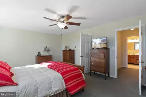 Bedroom - 16911 Barnesville Rd, Boyds, MD 20841 photo 5 of 10